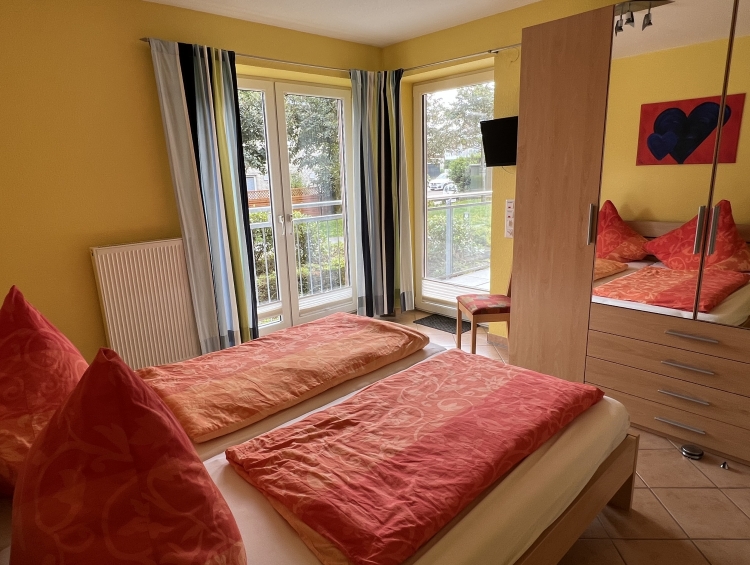 Erstes Schlafzimmer Bild 2